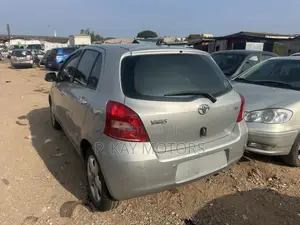 Toyota Yaris Base Hatchback 5dr 2010 Gray