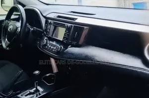 Toyota RAV4 XLE FWD (2.5L 4cyl 6A) 2017 Blue
