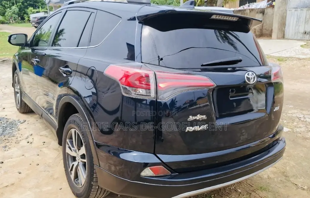 Toyota RAV4 XLE FWD (2.5L 4cyl 6A) 2017 Blue