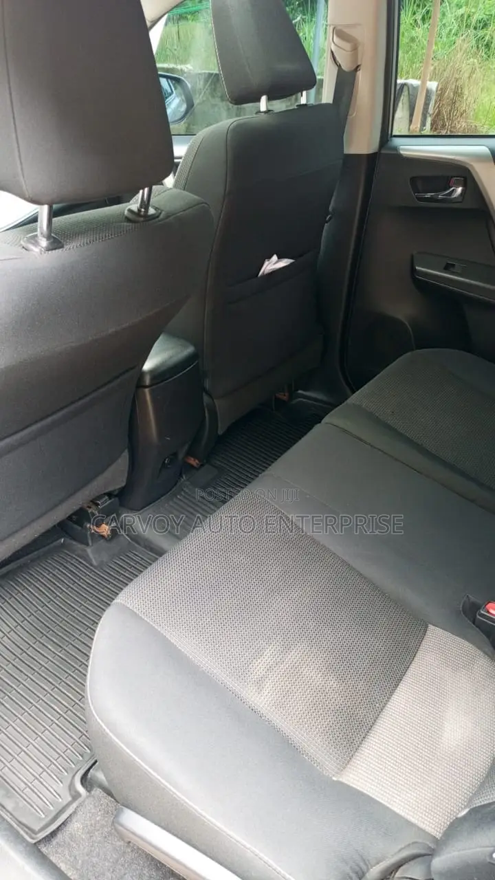 Toyota RAV4 XLE 4dr SUV AWD (2.5L 4cyl 6A) 2018 Silver