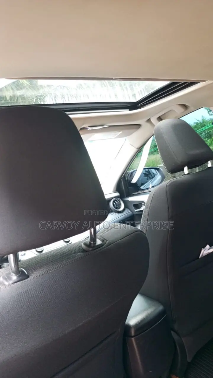 Toyota RAV4 XLE 4dr SUV AWD (2.5L 4cyl 6A) 2018 Silver
