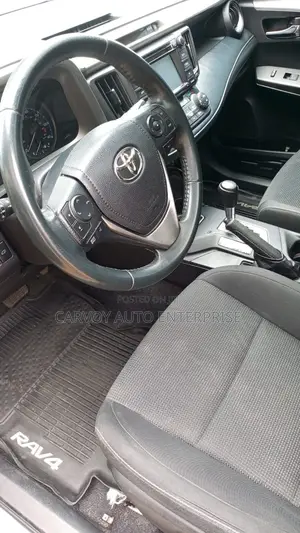 Toyota RAV4 XLE 4dr SUV AWD (2.5L 4cyl 6A) 2018 Silver