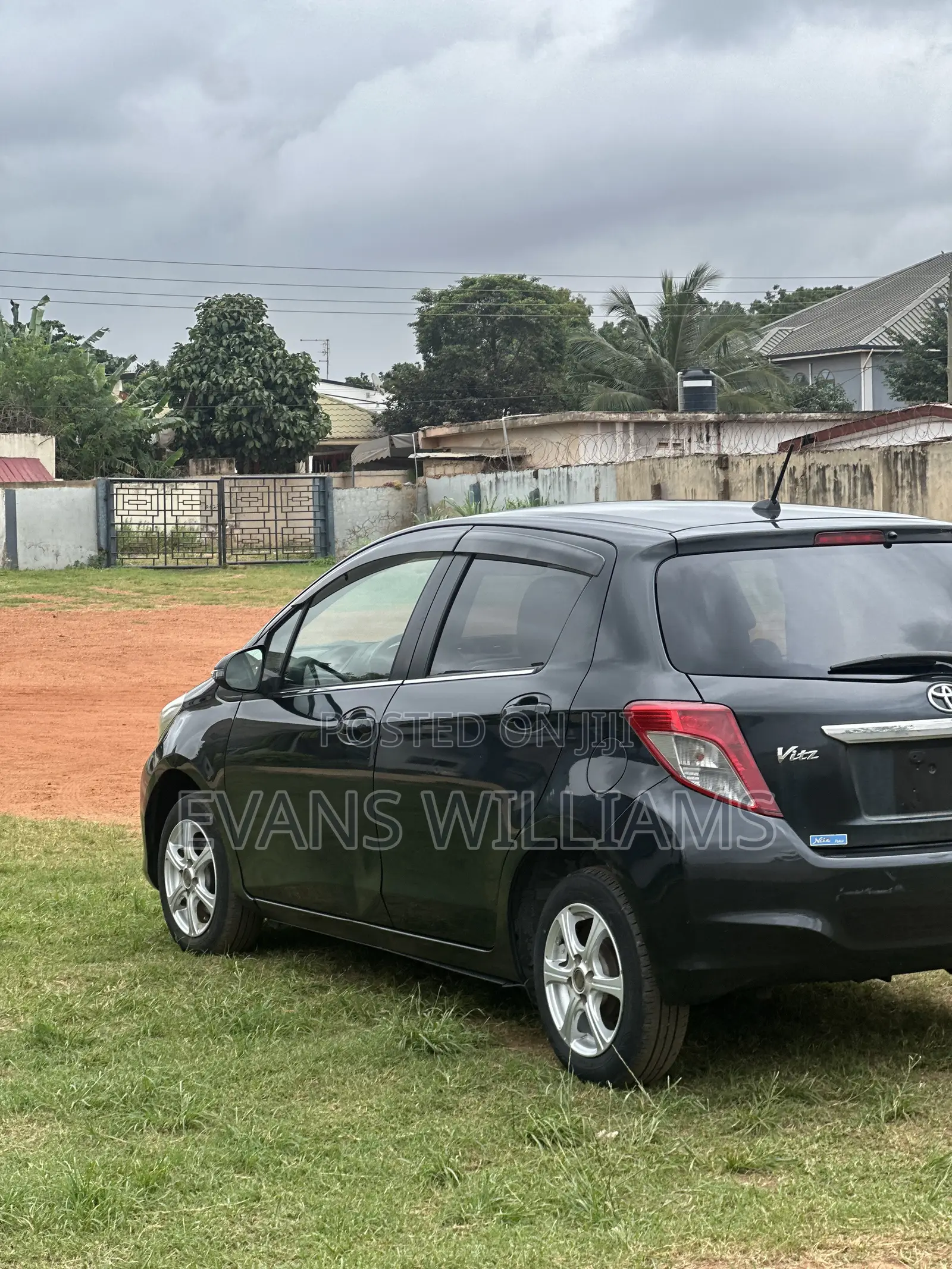 Toyota Vitz 1.3 FWD 5dr 2011 Black