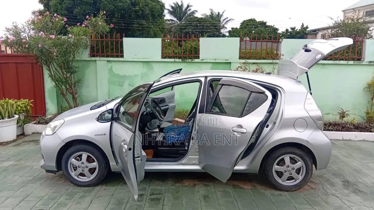 Toyota Aqua 2012 Silver