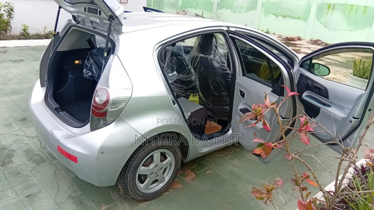 Toyota Aqua 2012 Silver