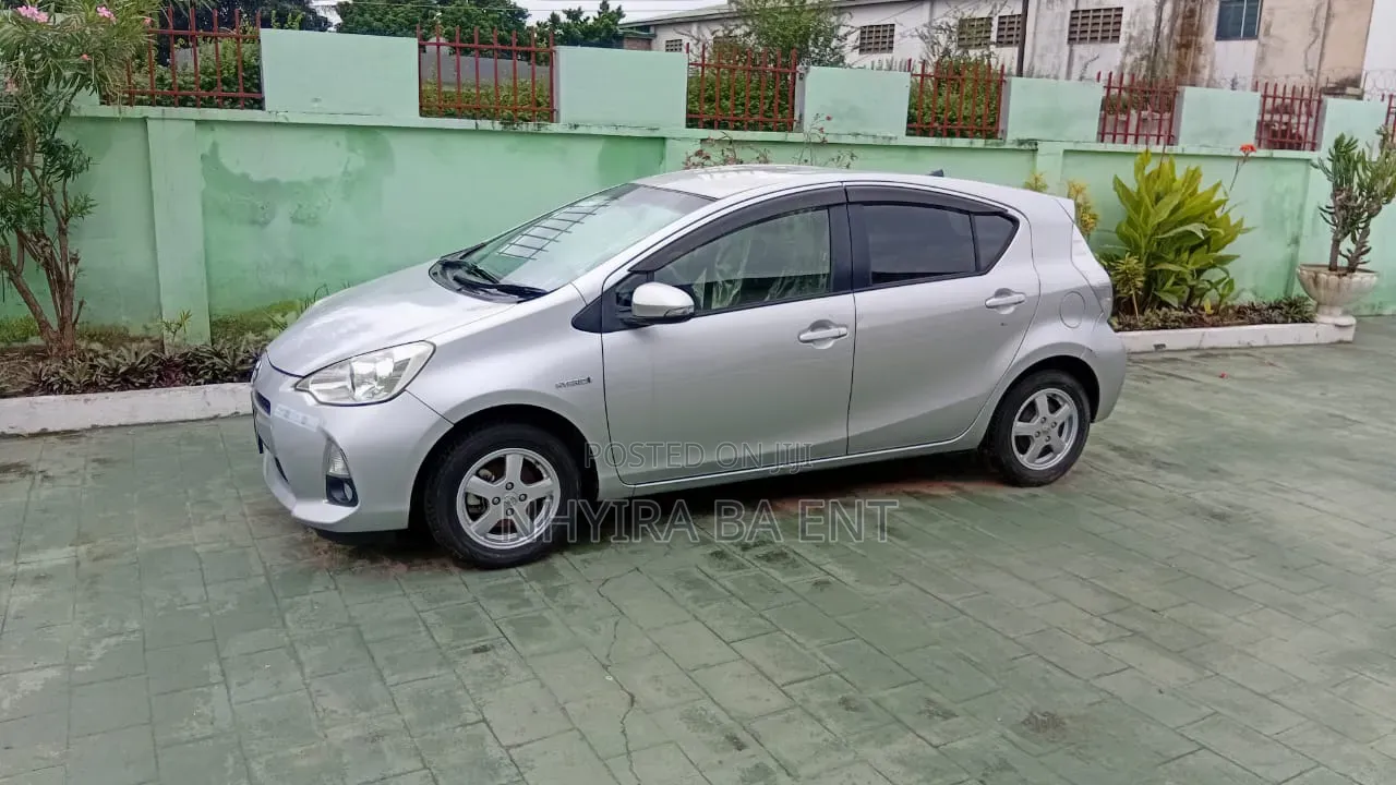 Toyota Aqua 2012 Silver