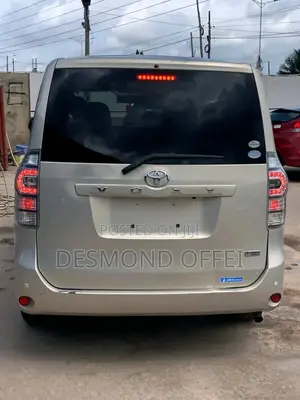 Toyota Voxy 2011 Silver