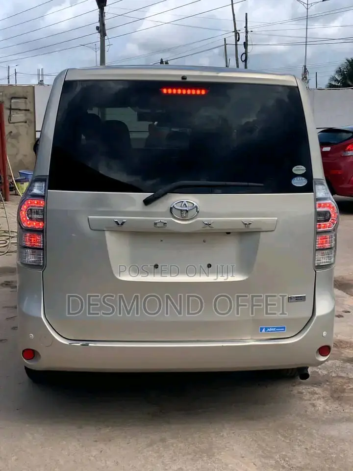 Toyota Voxy 2011 Silver