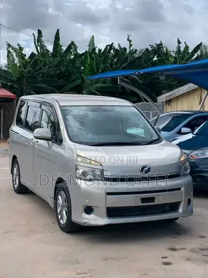 Toyota Voxy 2011 Silver