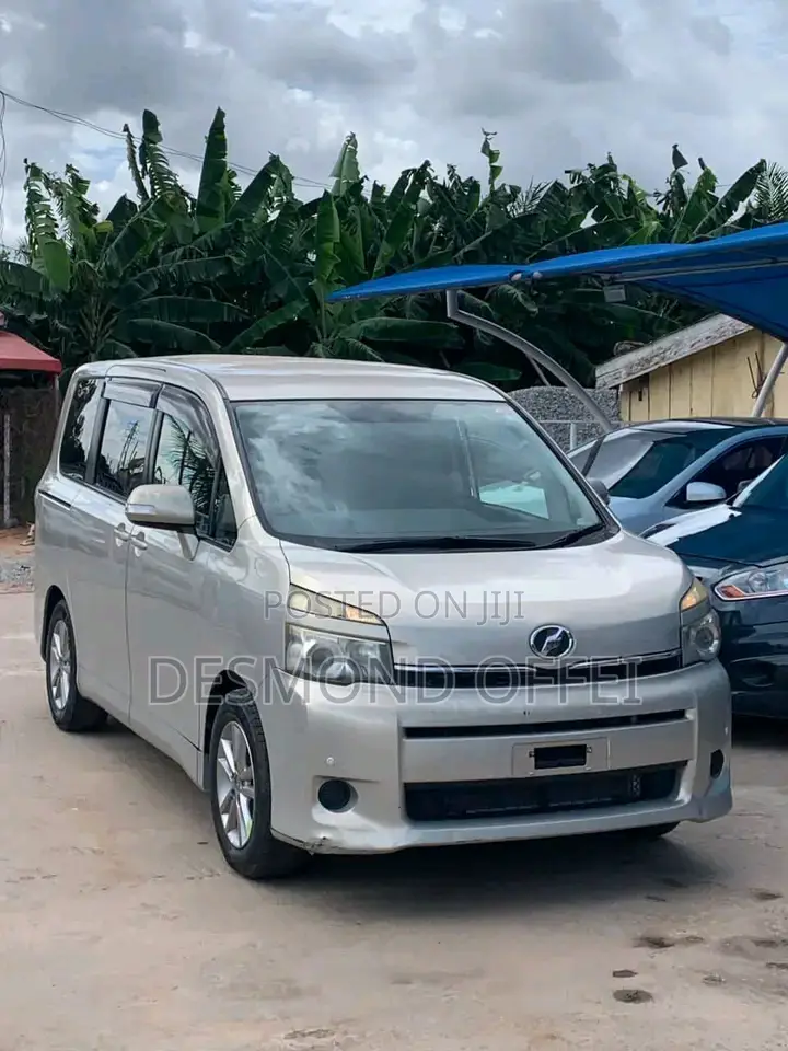 Toyota Voxy 2011 Silver