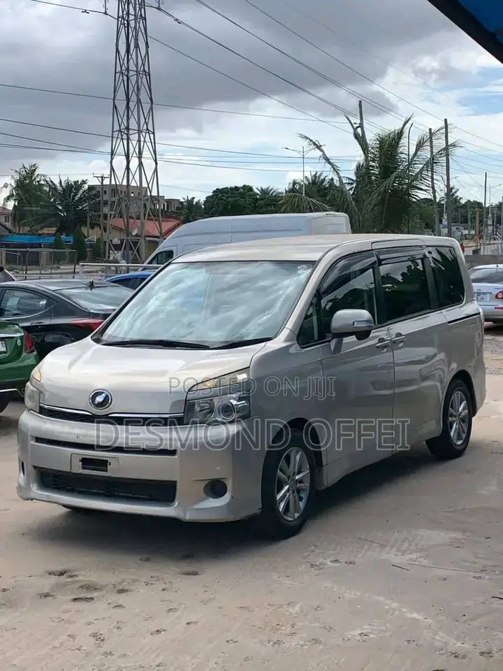 Toyota Voxy 2011 Silver