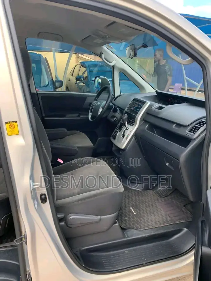 Toyota Voxy 2011 Silver