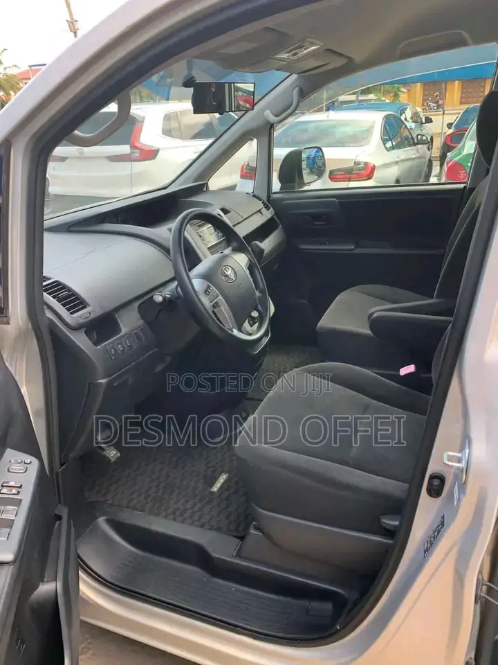 Toyota Voxy 2011 Silver