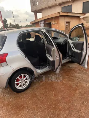 Toyota Vitz 1.3 FWD 5dr 2010 Silver