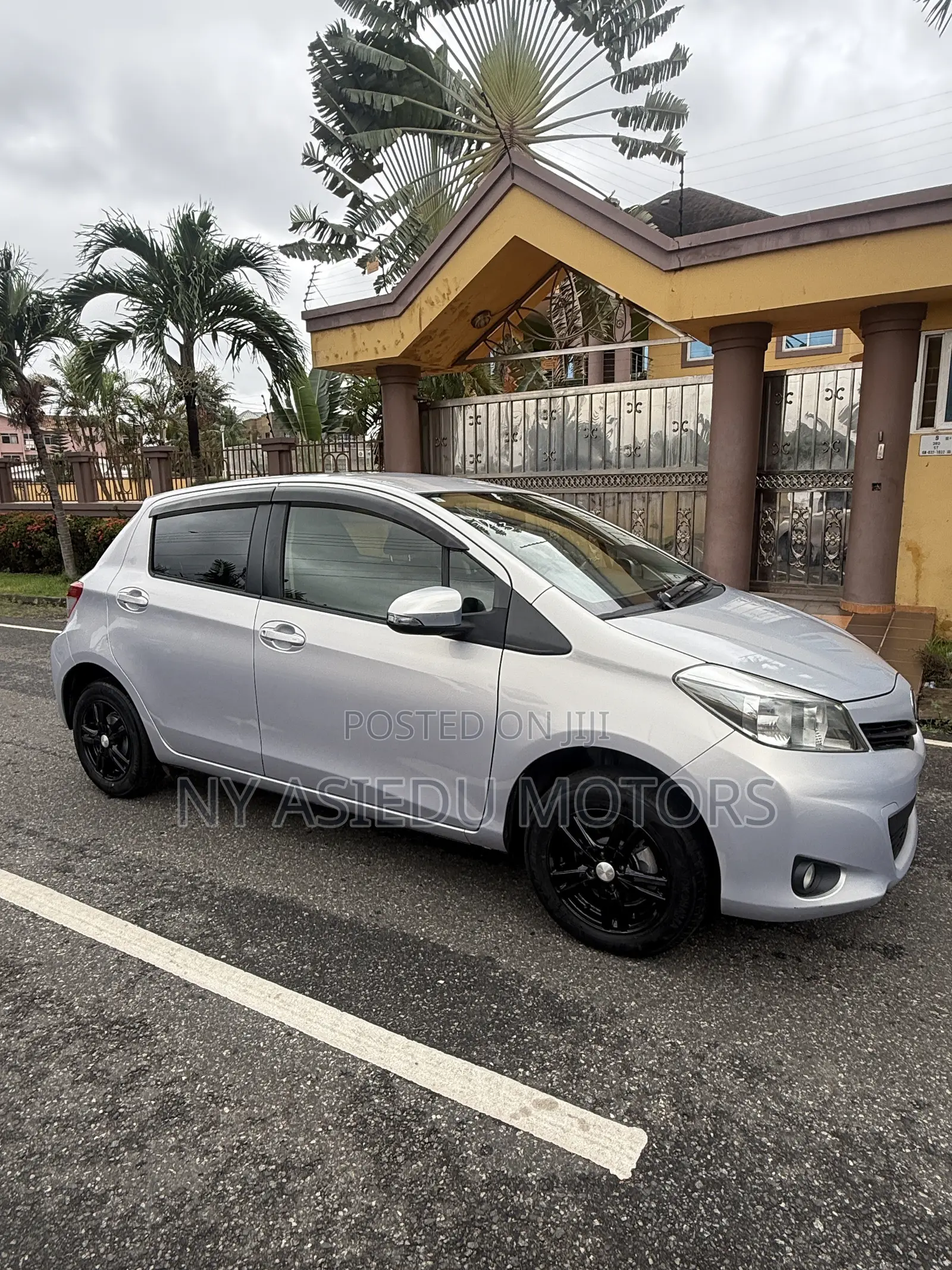 Toyota Vitz 1.3 FWD 3dr 2013 Silver