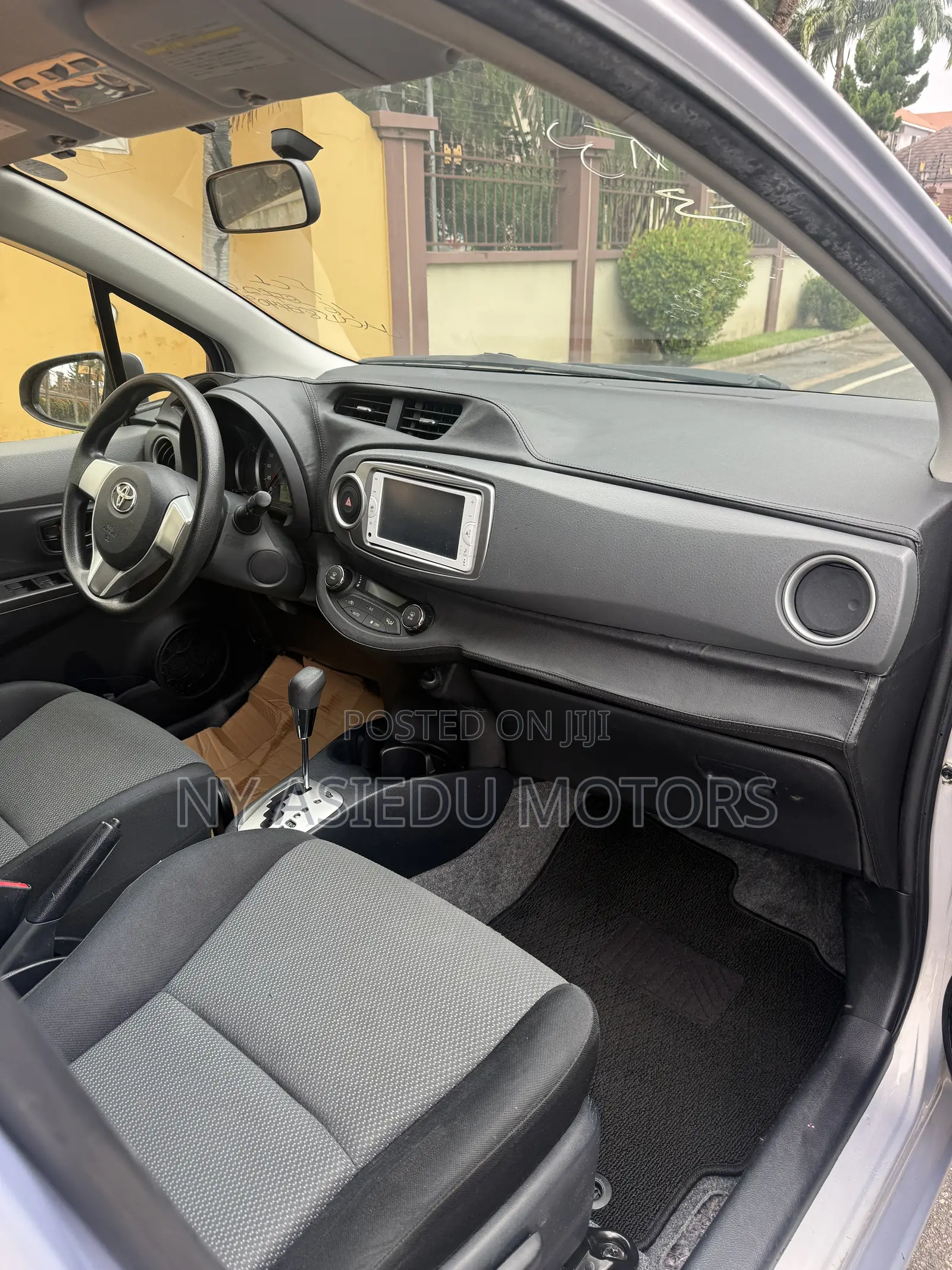 Toyota Vitz 1.3 FWD 3dr 2013 Silver
