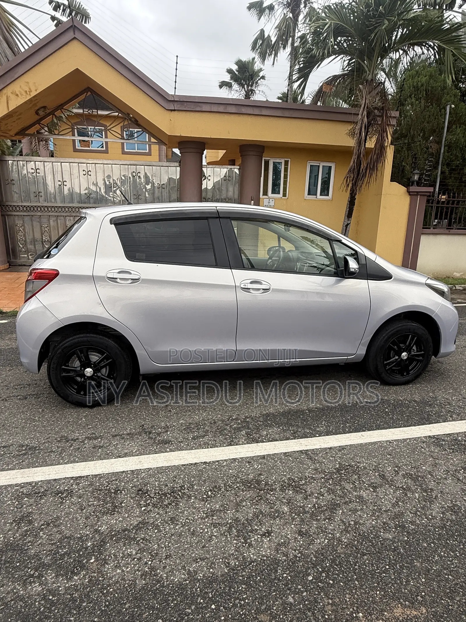Toyota Vitz 1.3 FWD 3dr 2013 Silver
