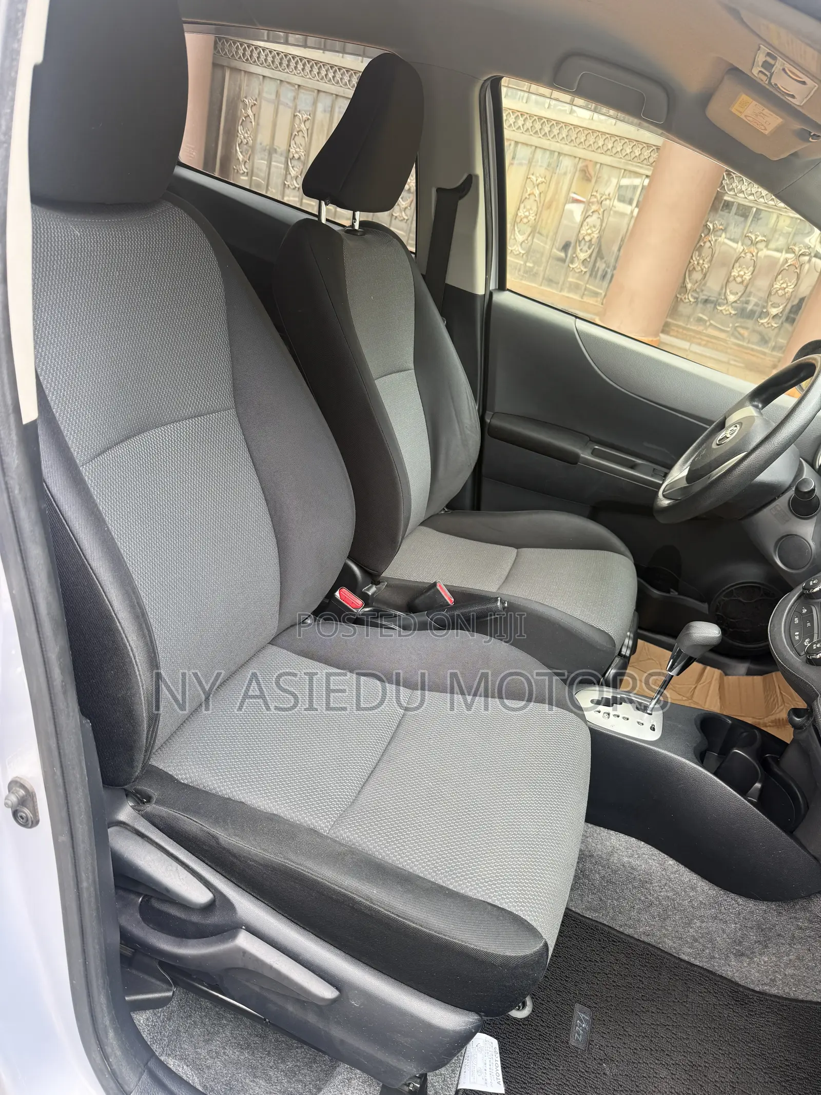 Toyota Vitz 1.3 FWD 3dr 2013 Silver