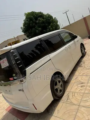 Toyota Voxy Hybrid V 2WD 7-Seater 2014 White