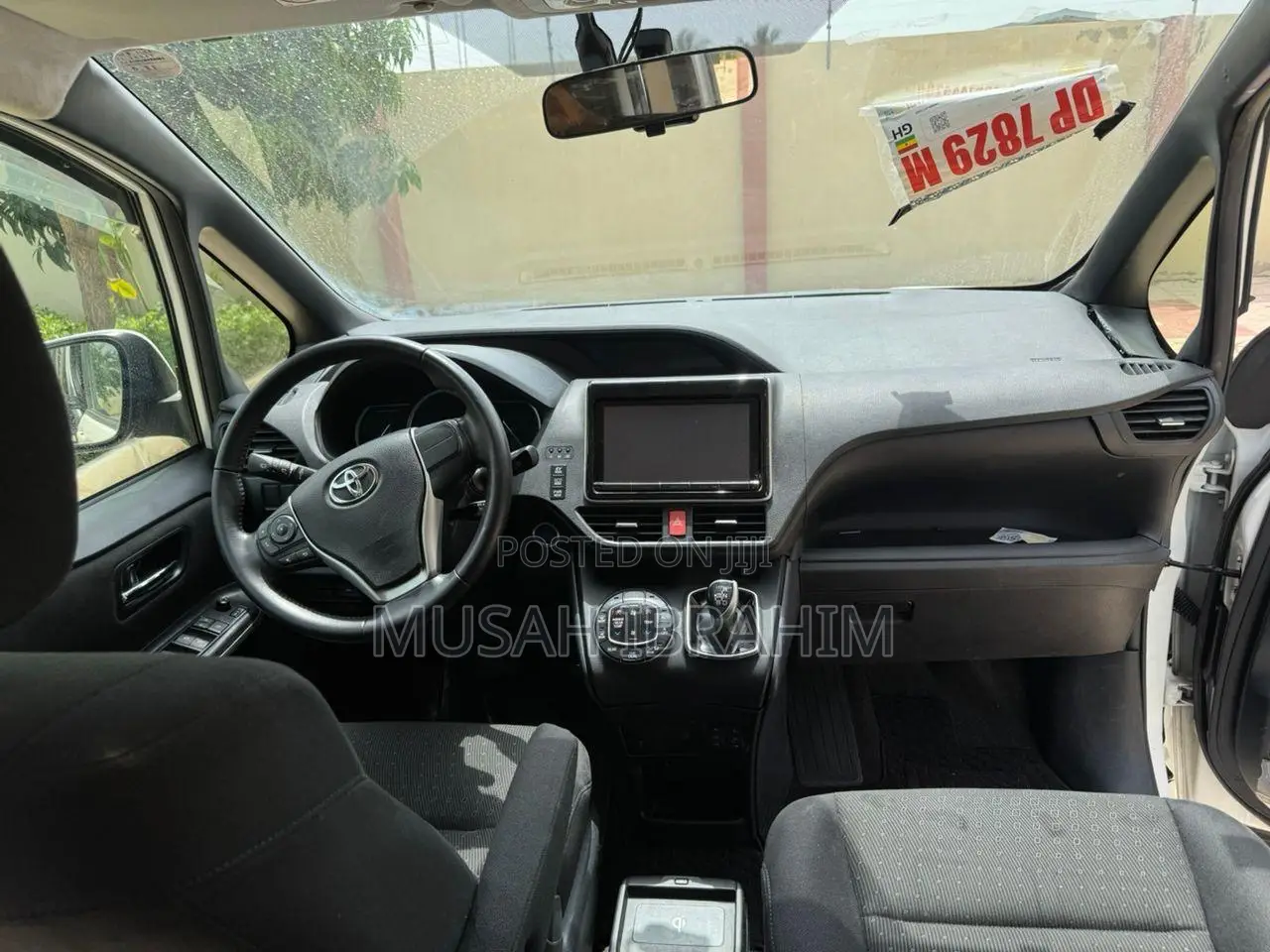 Toyota Voxy Hybrid V 2WD 7-Seater 2014 White