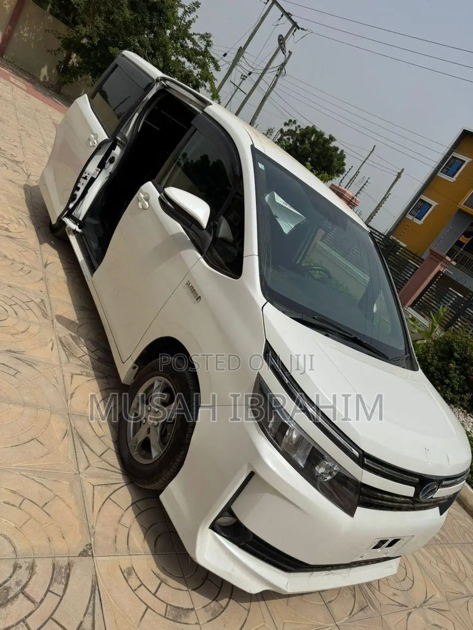 Toyota Voxy Hybrid V 2WD 7-Seater 2014 White