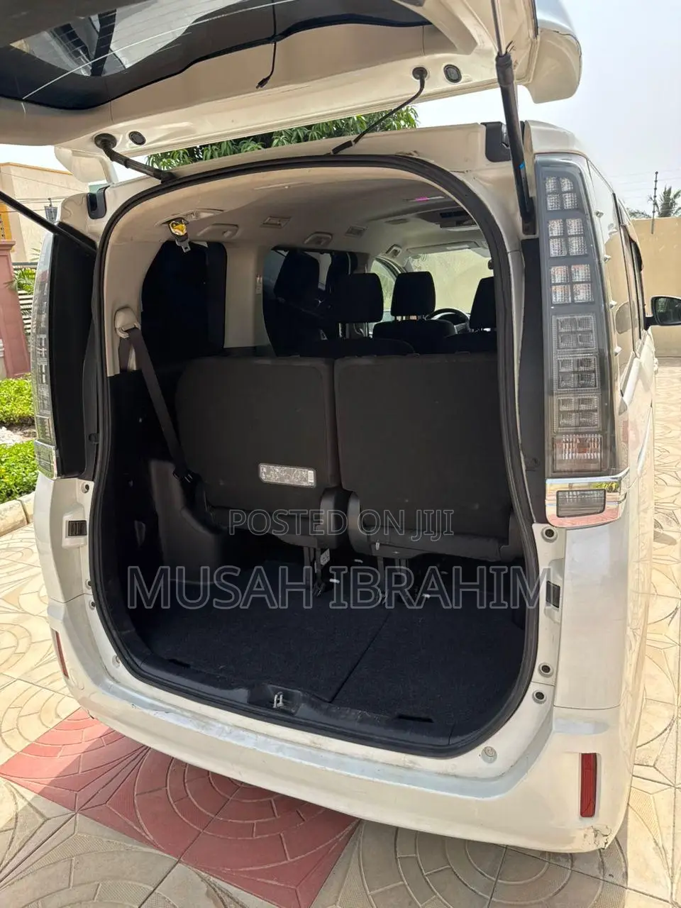 Toyota Voxy Hybrid V 2WD 7-Seater 2014 White