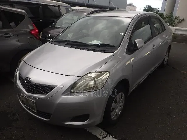 Toyota Belta 2012 Silver