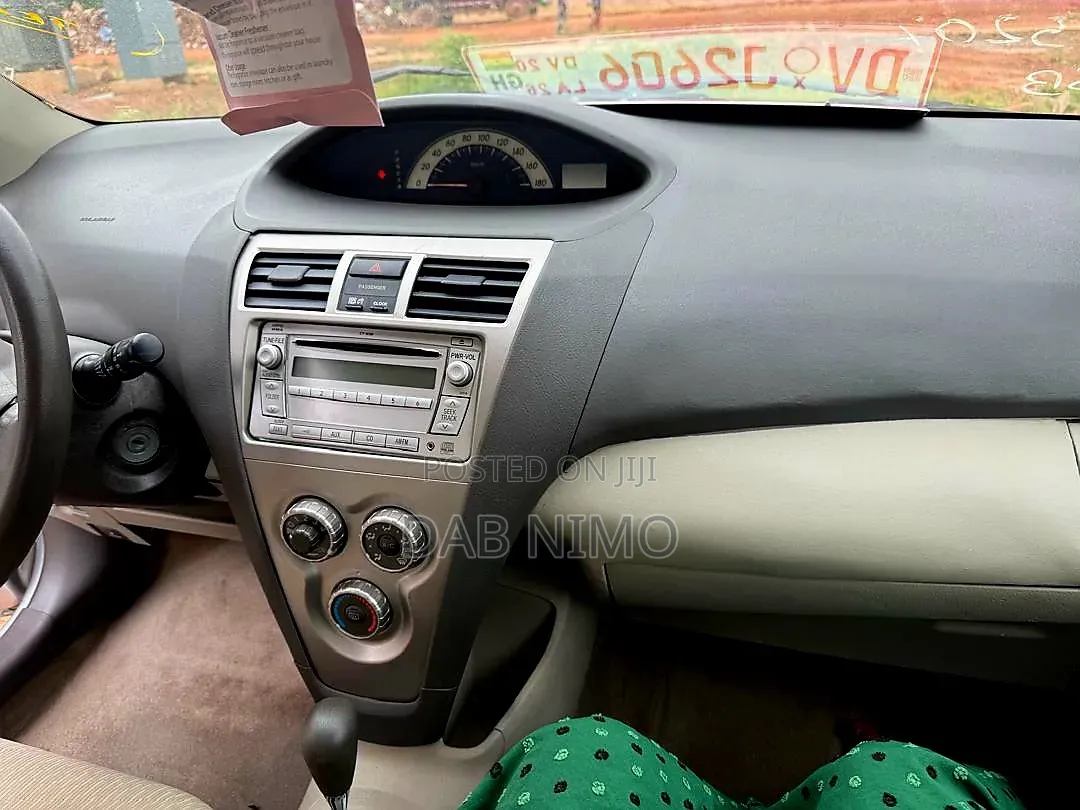 Toyota Belta 2012 Silver