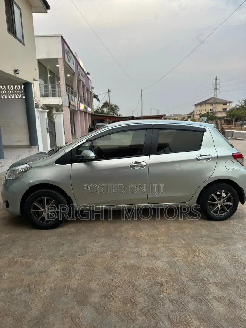 Toyota Vitz 2012 Silver