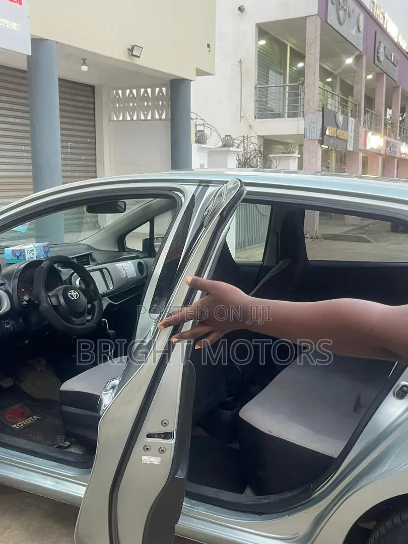 Toyota Vitz 2012 Silver