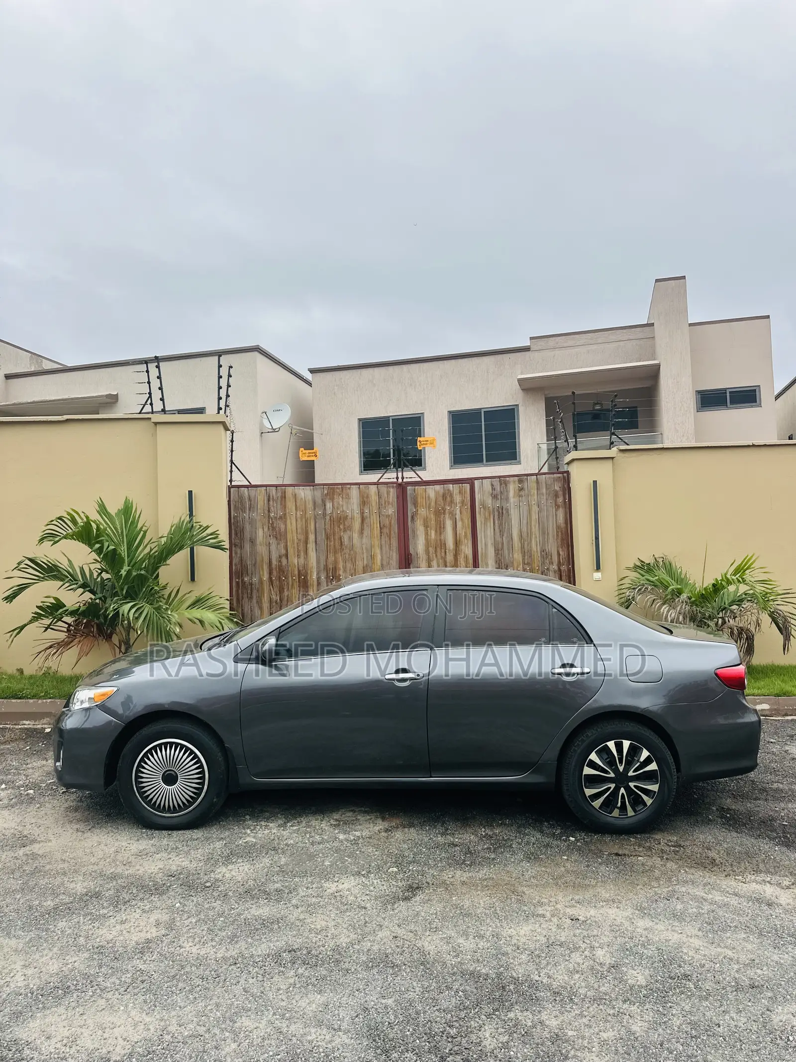 Toyota Corolla LE 4dr Sedan (1.8L 4cyl 4A) 2013 Gray