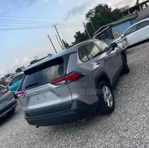 Toyota RAV4 XLE 2022 Silver