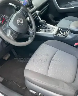 Toyota RAV4 XLE 2022 Silver