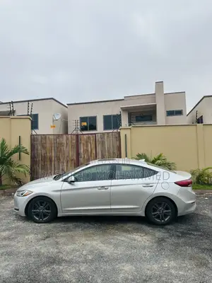 Hyundai Elantra Limited Sedan FWD (2.0L 4cyl 6A) 2017 Silver