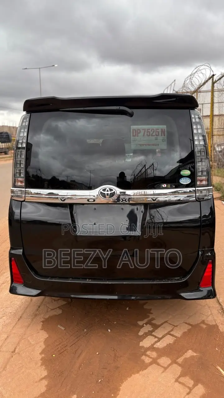 Toyota Voxy V 4WD 8-Seater 2014 Black