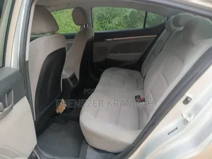 Hyundai Elantra 2018 Silver