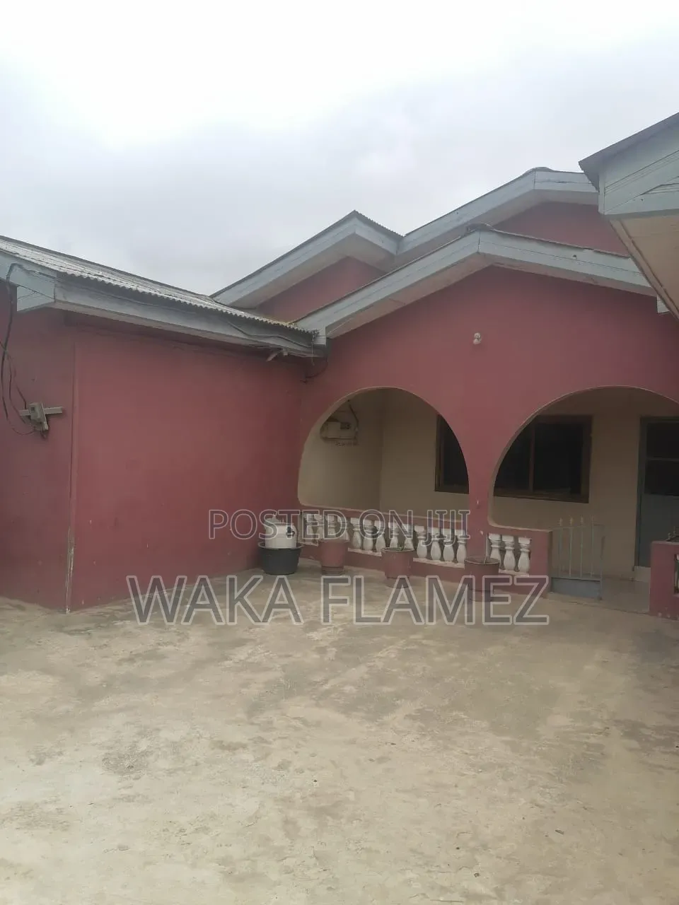 5bdrm House in Pobiman Township, Amasaman for sale