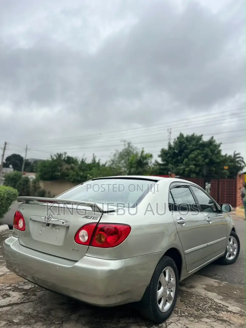 Toyota Corolla Altis 2013 Gold