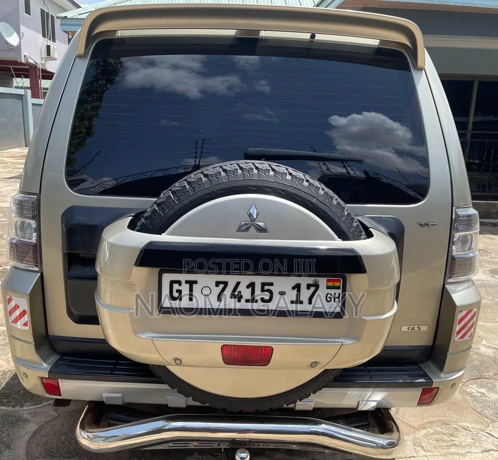 Mitsubishi Pajero IO 2013 Gold