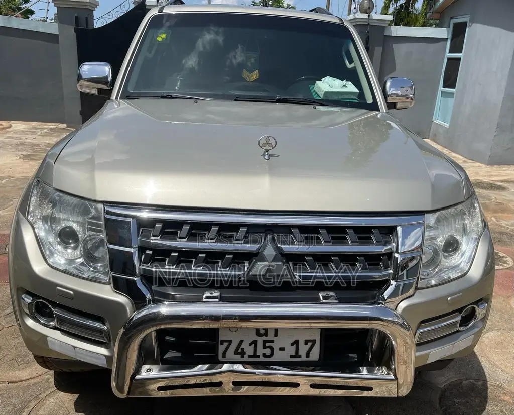 Mitsubishi Pajero IO 2013 Gold