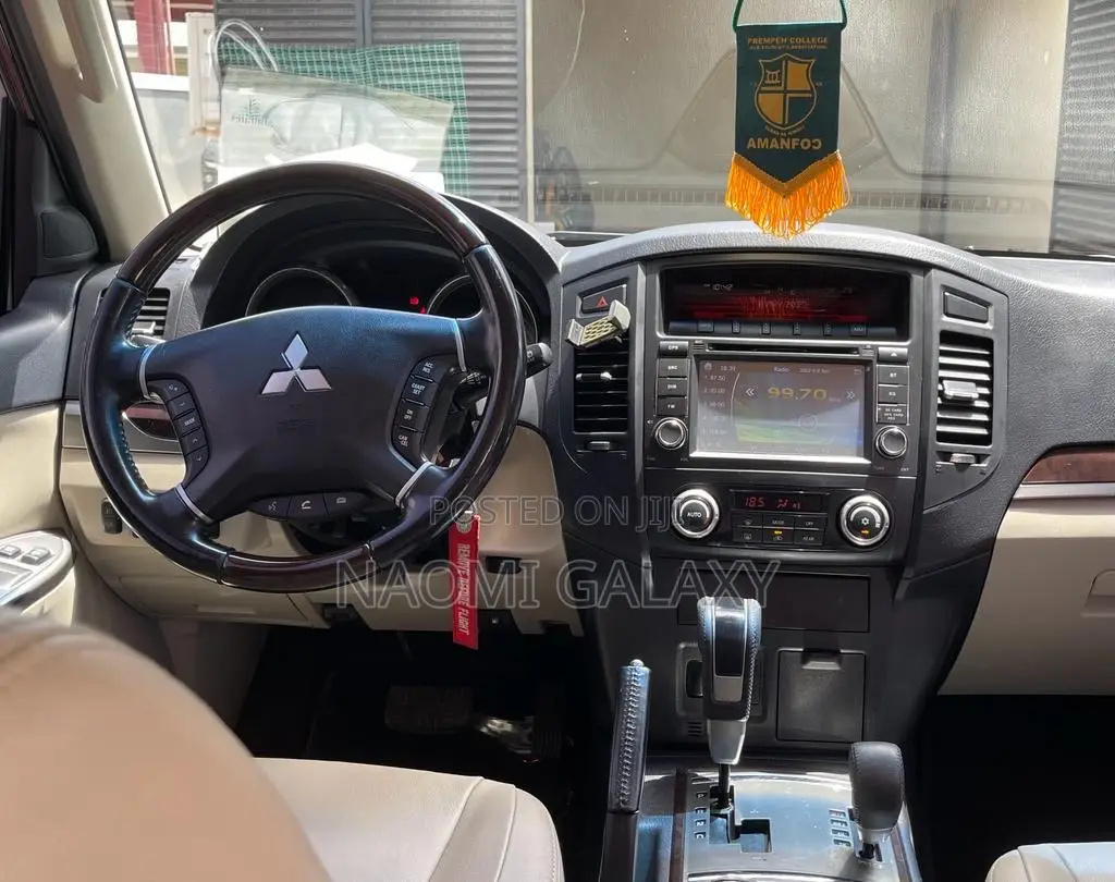 Mitsubishi Pajero IO 2013 Gold