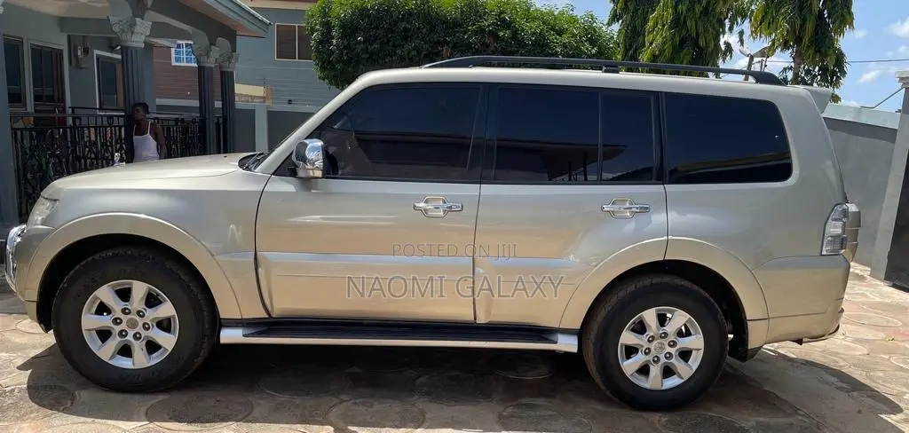 Mitsubishi Pajero IO 2013 Gold