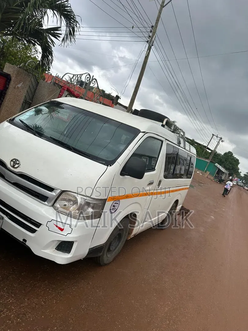 Toyota HiAce 2013 White