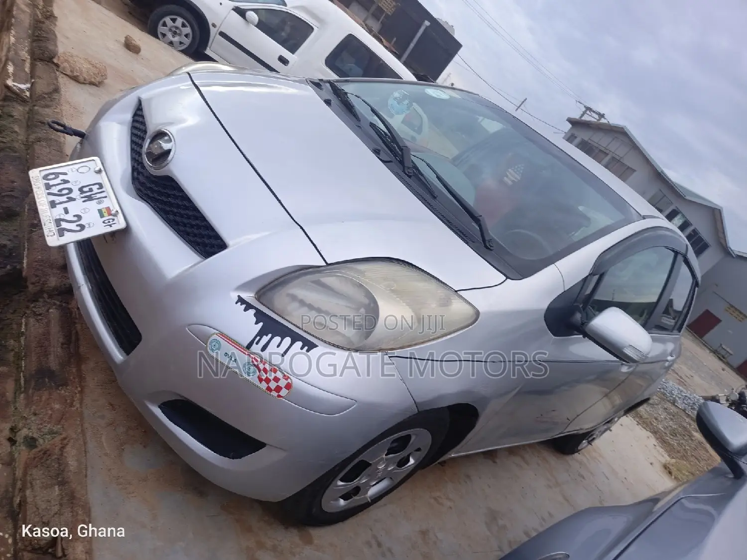 Toyota Vitz 2010 Silver