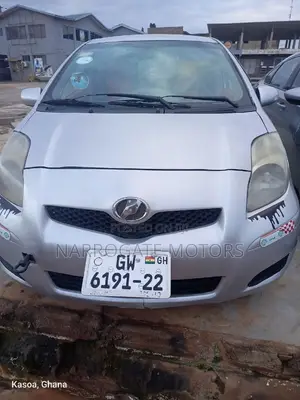Toyota Vitz 2010 Silver