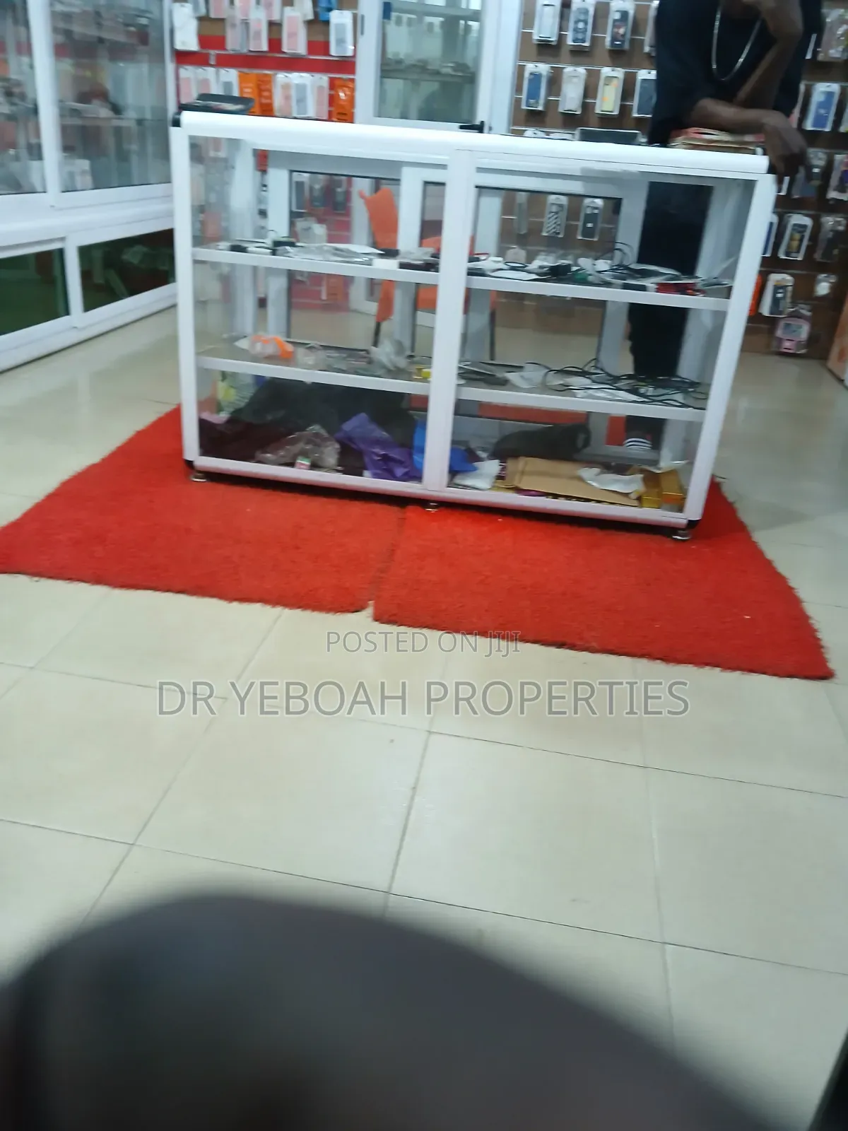 4 Long Showcase for Sale at Spintex Coastal