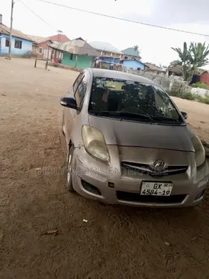 Toyota Vitz 1.3 FWD 5dr 2010 Silver