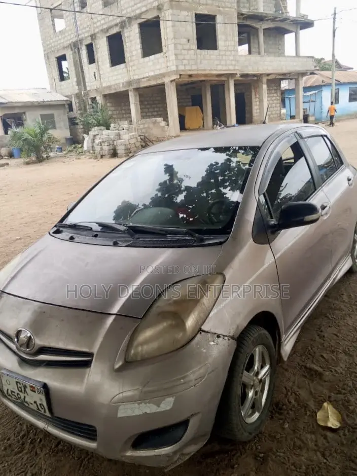 Toyota Vitz 1.3 FWD 5dr 2010 Silver