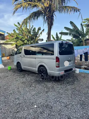 Toyota HiAce 2015 Silver