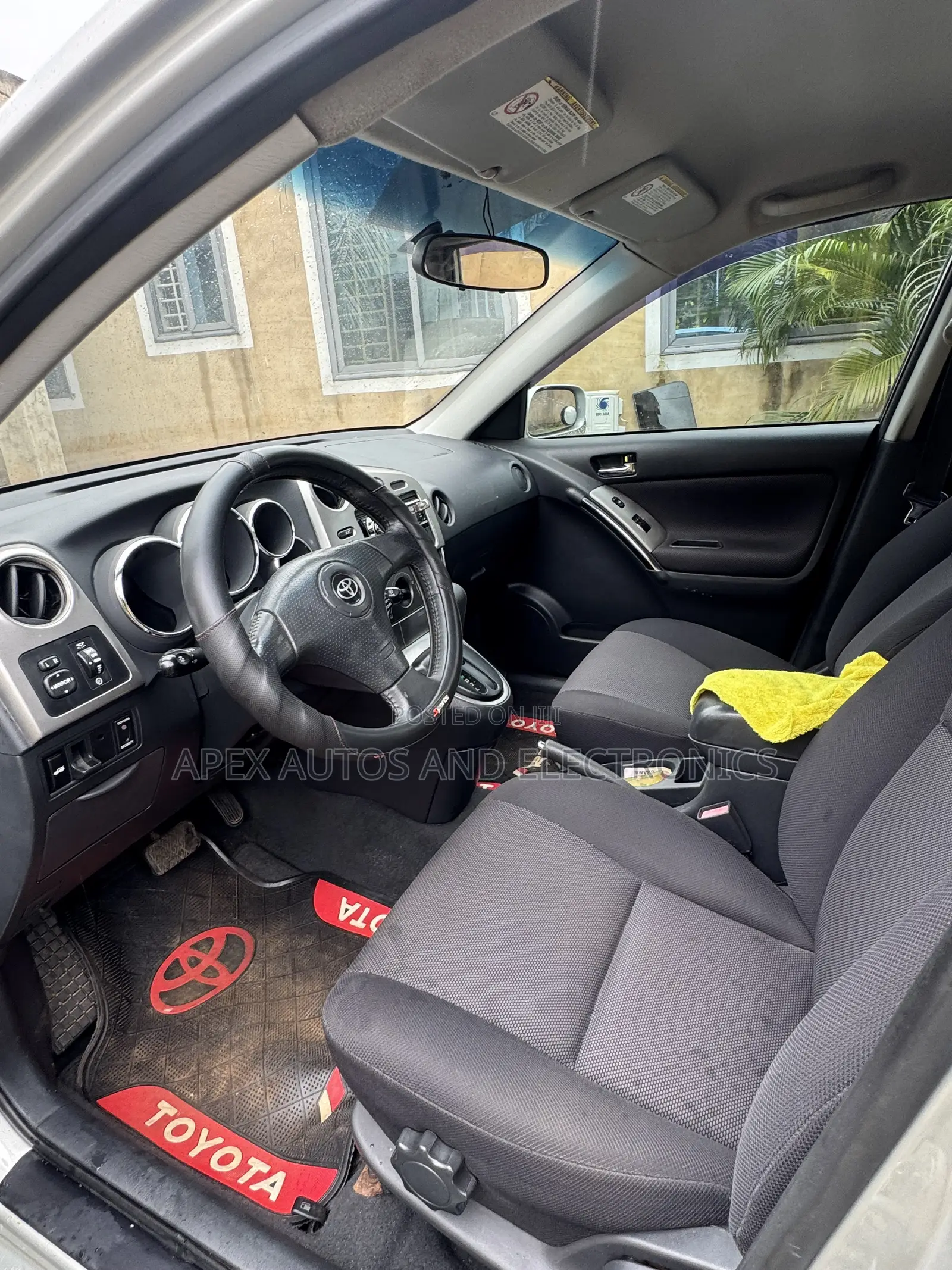 Toyota Matrix XR Hatchback FWD (1.8L 4cyl 4A) 2006 Ivory